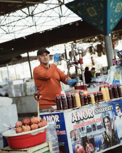 Siyob Bazaar, Uzbekistan, Pomegranate Juice seller at Siyob Bazaar, Samarkand